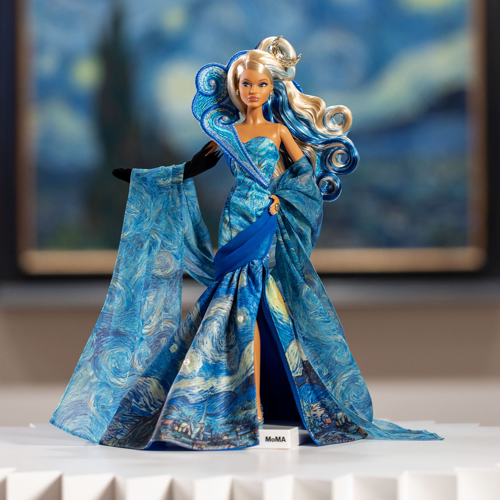 Barbie x MoMA Vincent van Gogh The Starry Night doll - imagen adicional
